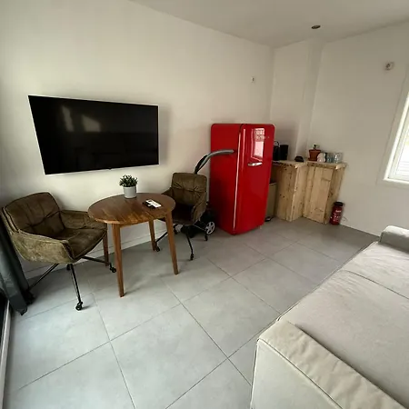 Stratum's 2 No Kitchen